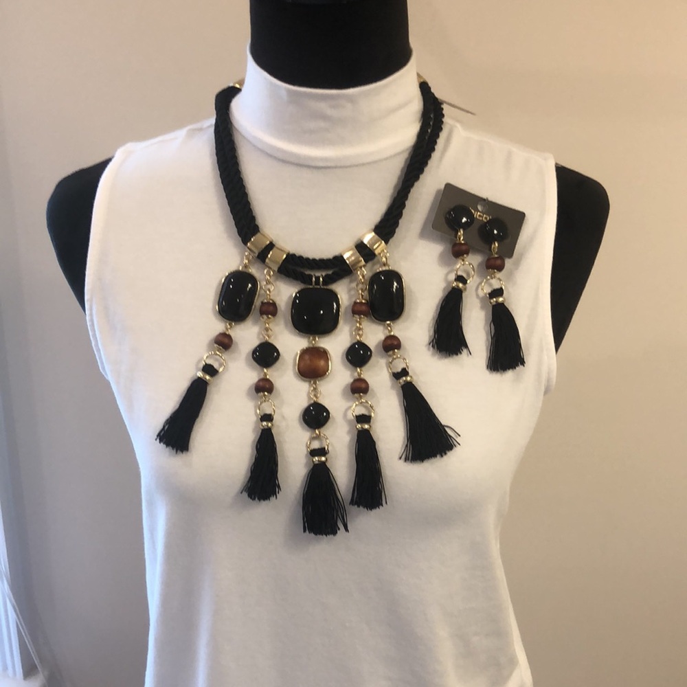 Chico’s gorgeous NWT Bronson Bib necklace and matching earrings set